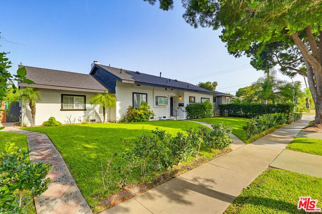 9209 Paramount Blvd in Downey, CA - Building Photo - Building Photo