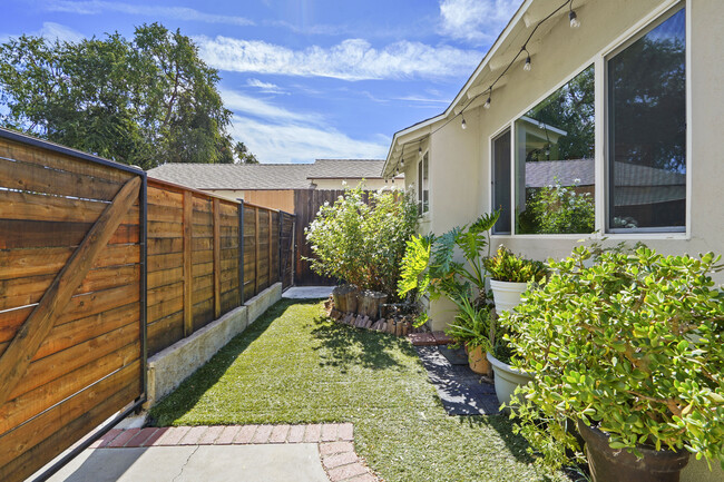 6213 Enfield Ave in Encino, CA - Foto de edificio - Building Photo