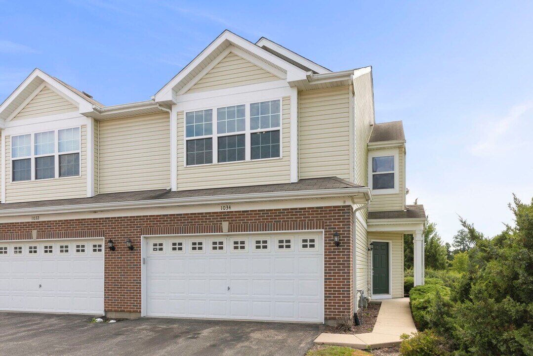 1034 Turin Dr in Hampshire, IL - Building Photo