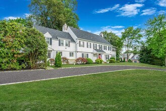 5 Kohlsaat Ct in Smithtown, NY - Building Photo - Building Photo