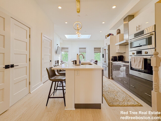 231 Maverick St, Unit 1 in Boston, MA - Building Photo - Building Photo