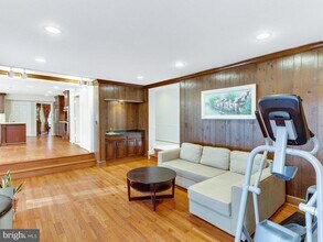 7705 Huntmaster Ln in McLean, VA - Foto de edificio - Building Photo
