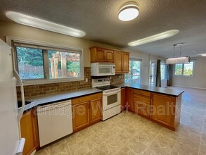 1145 Thomas Rd in West Kelowna, BC - Building Photo - Building Photo