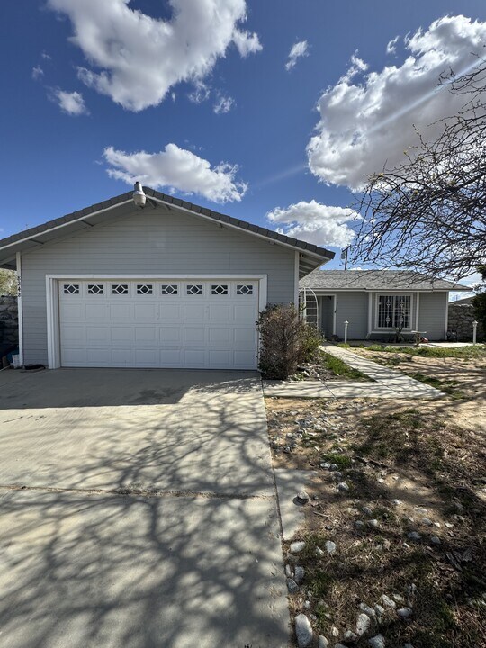 8248 Hemlock Ave in California City, CA - Building Photo