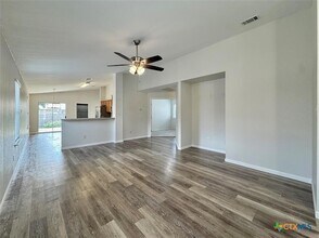 916 Gentry Dr, Unit 75 in Leander, TX - Building Photo - Building Photo