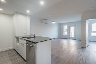 9355 R. Sherbrooke E in Montréal, QC - Building Photo - Building Photo