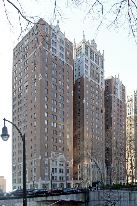 25 Tudor City Place in New York, NY - Building Photo