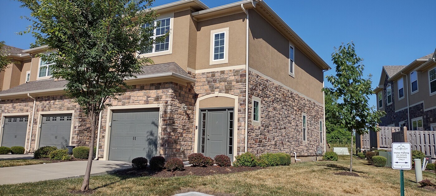 15881 Valley View Dr in Overland Park, KS - Building Photo