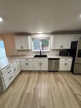 917 S River St in Newberg, OR - Building Photo - Building Photo