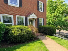 2733 S Buchanan St, Unit 2263 in Arlington, VA - Building Photo