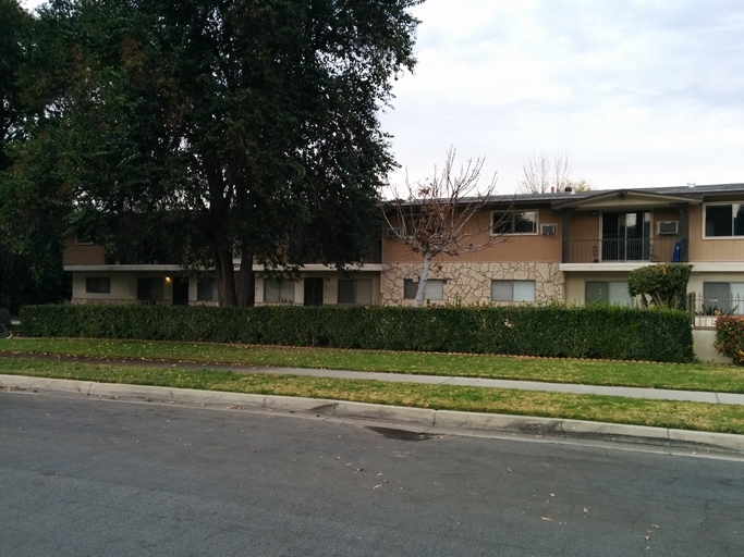 25276 Barton Rd in Loma Linda, CA - Foto de edificio