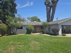 240 N Bollinger St in Visalia, CA - Building Photo - Building Photo