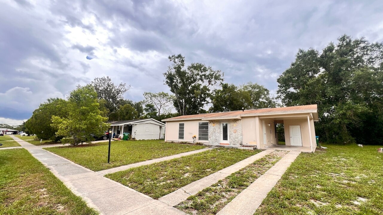 1655 Brady Dr in Deltona, FL - Foto de edificio