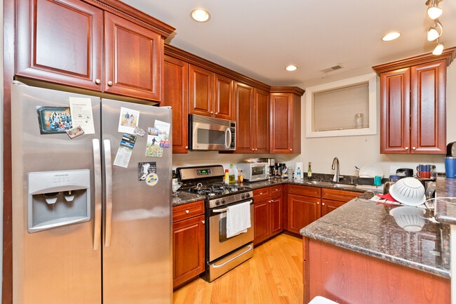 2414 W Moffat St, Unit 1 in Chicago, IL - Building Photo - Building Photo