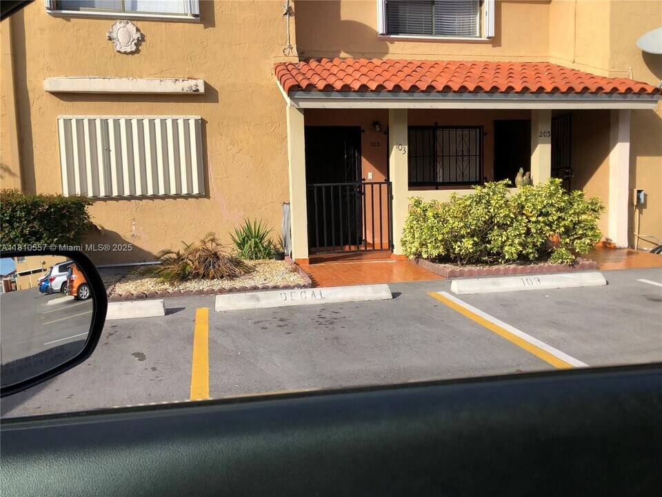 2775 W 61st St in Hialeah, FL - Building Photo