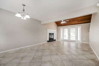 104 1st St Ct in Tavares, FL - Foto de edificio - Building Photo