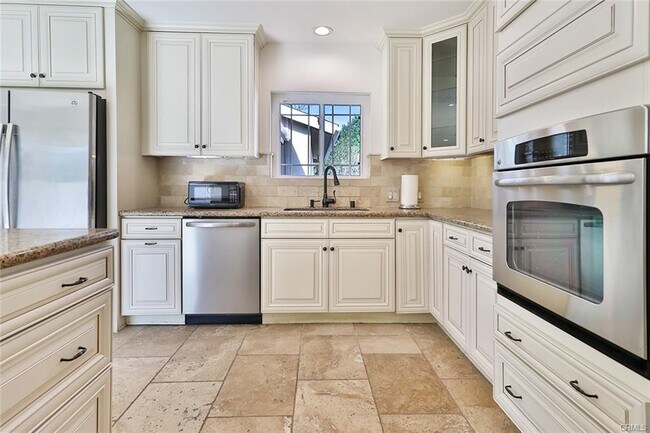 8601 Santa Susana Pl in Los Angeles, CA - Building Photo - Building Photo