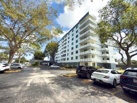 919 Hillcrest Dr, Unit 511 in Hollywood, FL - Building Photo