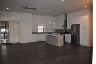 425 W 9th St in Dallas, TX - Building Photo - Building Photo