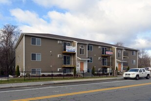 River Breeze Apartments in North Providence, RI - Building Photo