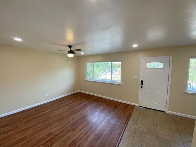 5712 Kenneth Ave in Carmichael, CA - Building Photo - Building Photo