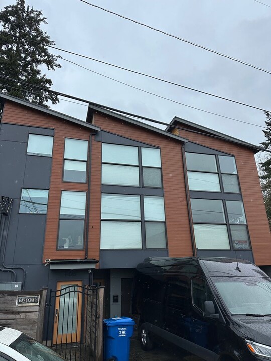 14014 Midvale Ave N in Seattle, WA - Building Photo