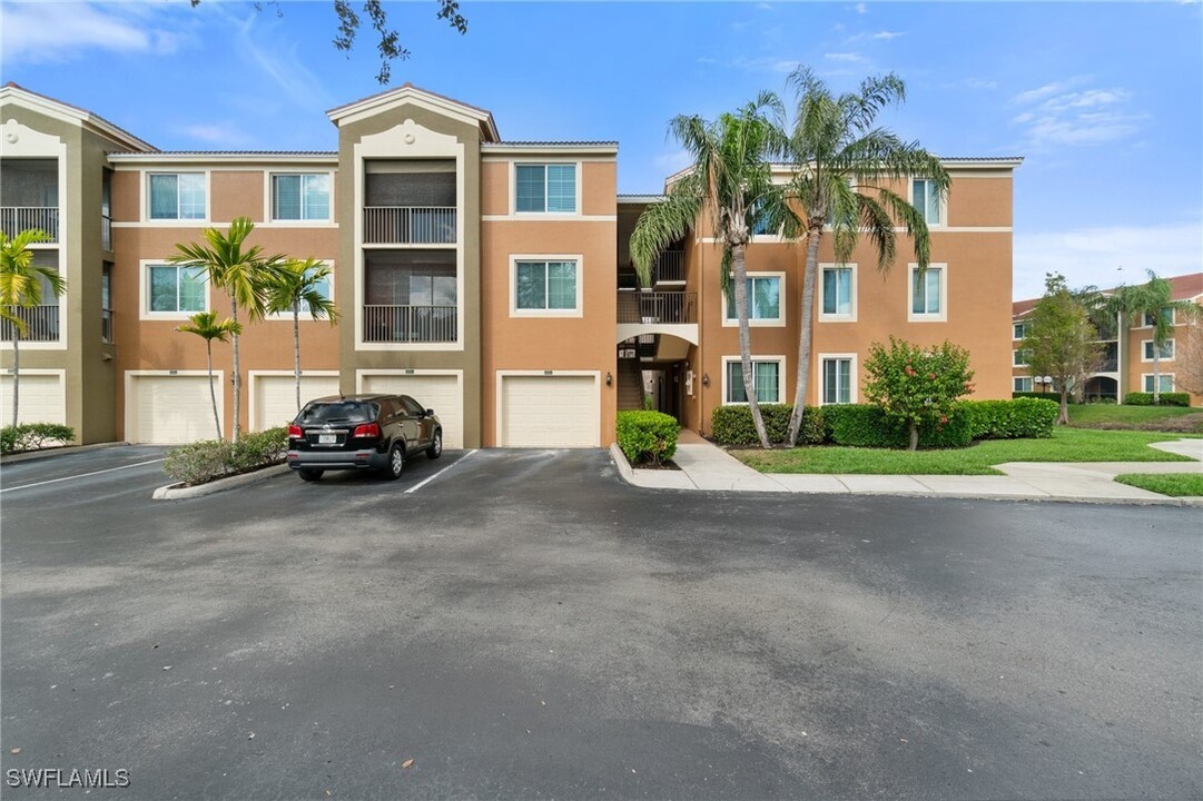 1220 Reserve Way in Naples, FL - Foto de edificio