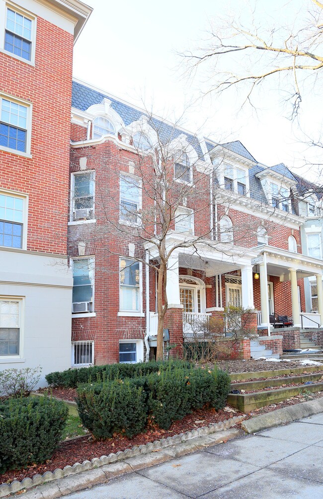 2608 Cathedral Ave NW in Washington, DC - Foto de edificio - Building Photo