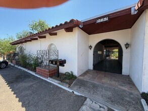 1717 Clark Blvd in Laredo, TX - Foto de edificio - Building Photo