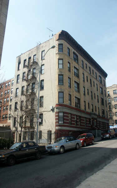 382 E 199th St in Bronx, NY - Foto de edificio