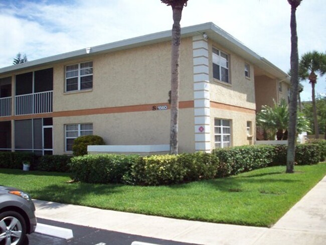 1560 SE Royal Green Cir in Port St. Lucie, FL - Foto de edificio - Building Photo