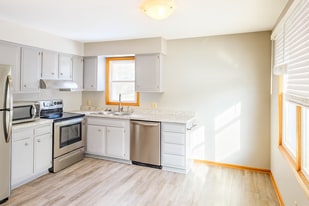 226 Oneida St in Delafield, WI - Building Photo