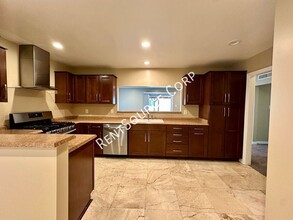 27534 Orsini Ave in Santa Clarita, CA - Building Photo - Building Photo