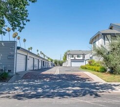 19221 Sherman Way, Unit Unit#7 in Reseda, CA - Building Photo - Building Photo