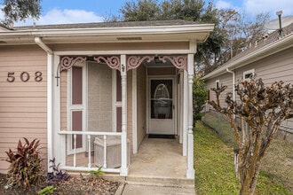 508 Clarence St in Tomball, TX - Foto de edificio - Building Photo