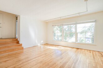 Hollister and 6th Street Apartments in Santa Monica, CA - Building Photo - Interior Photo