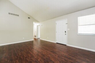 488 Carillon Ln in Stone Mountain, GA - Foto de edificio - Building Photo