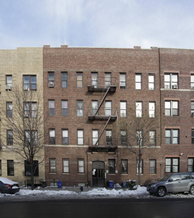 111 Greenpoint Ave in Brooklyn, NY - Foto de edificio - Building Photo