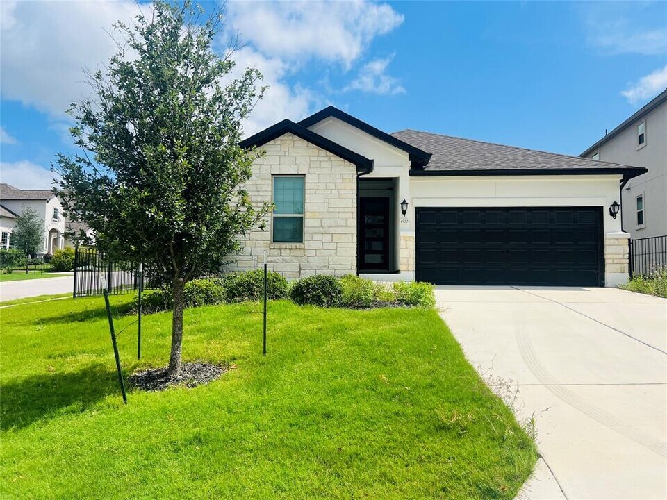 4500 Modena Bay Bend in Leander, TX - Building Photo