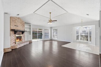 6807 Falling Waters Dr in Spring, TX - Building Photo - Building Photo