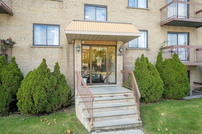 440 Laval Boul in Laval, QC - Building Photo - Building Photo