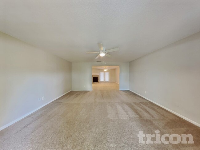 2018 Whispering Sands Ct in Dover, FL - Building Photo - Building Photo