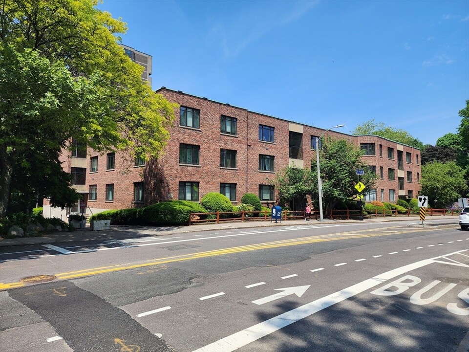 573 Washington St in Brookline, MA - Building Photo