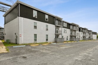 The Leonne in Metairie, LA - Building Photo - Building Photo