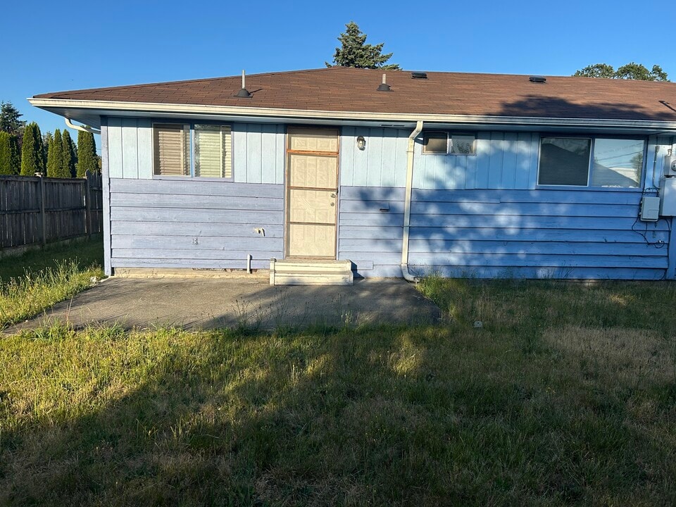 9320 33rd Ave S in Lakewood, WA - Foto de edificio