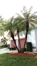 582 Windsor Sq, Unit 201 in Naples, FL - Building Photo - Building Photo