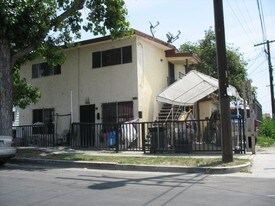 402 E 92nd St in Los Angeles, CA - Building Photo