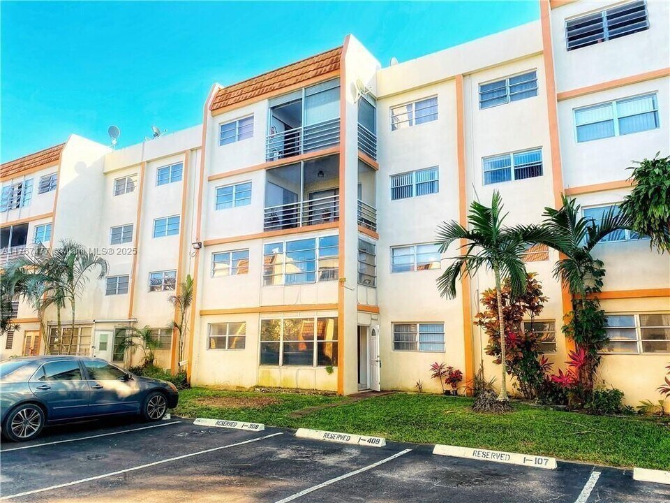 2201 NW 41st Ave in Lauderhill, FL - Building Photo