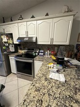 7795 W 29th Way in Hialeah, FL - Foto de edificio - Building Photo