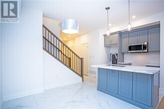 31 Dana Dr in Hamilton, ON - Building Photo - Building Photo